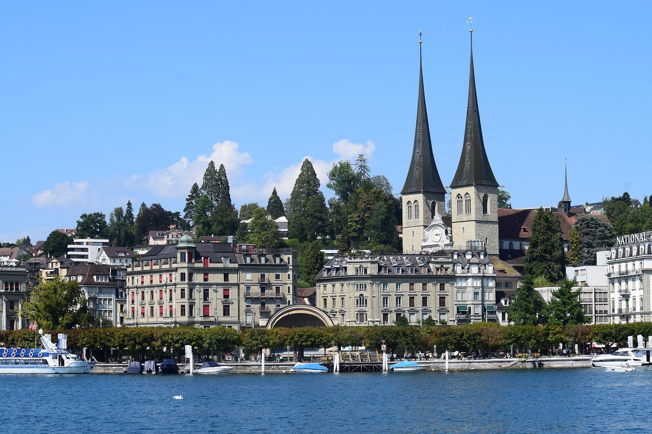Vierwaldstättersee mit historischer Kirche im Hintergrund, Luzern