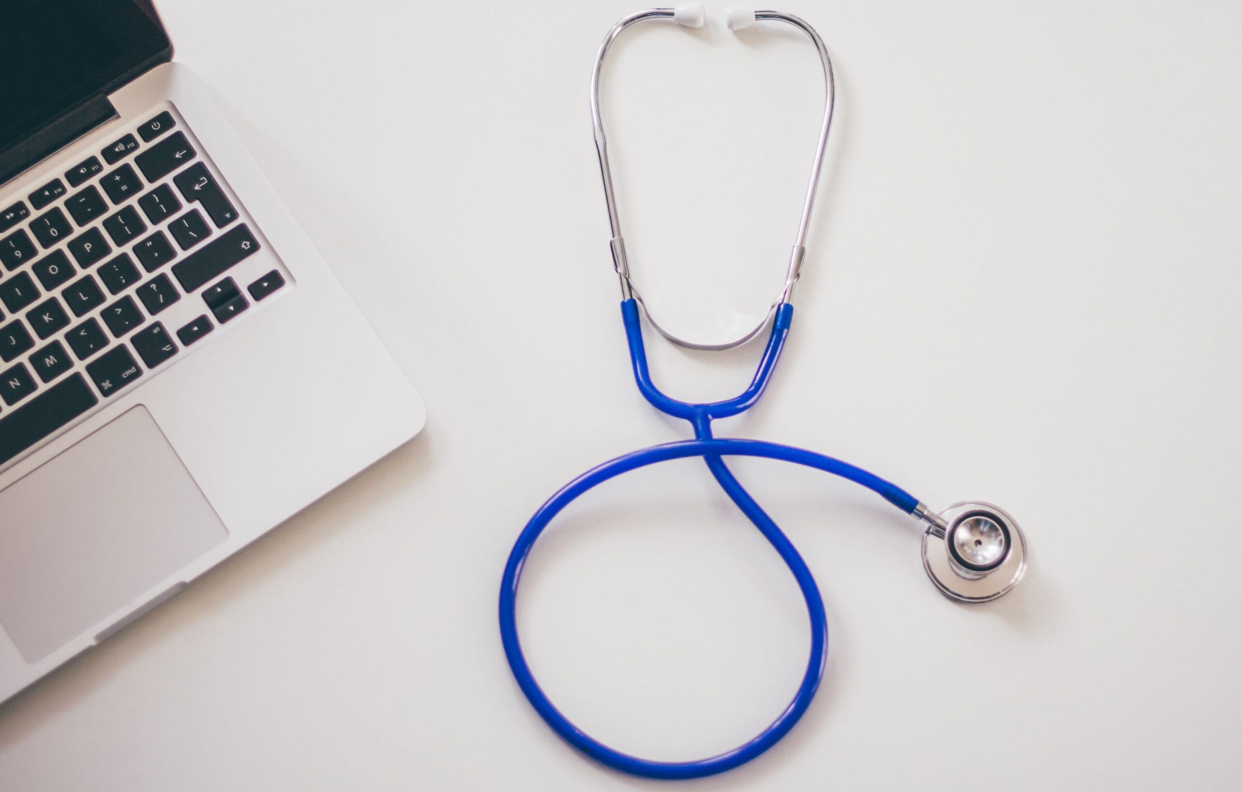Stethoskop neben einem Laptop symbolisiert die Verbindung von Medizin und digitaler Praxis-Website in der Schweiz