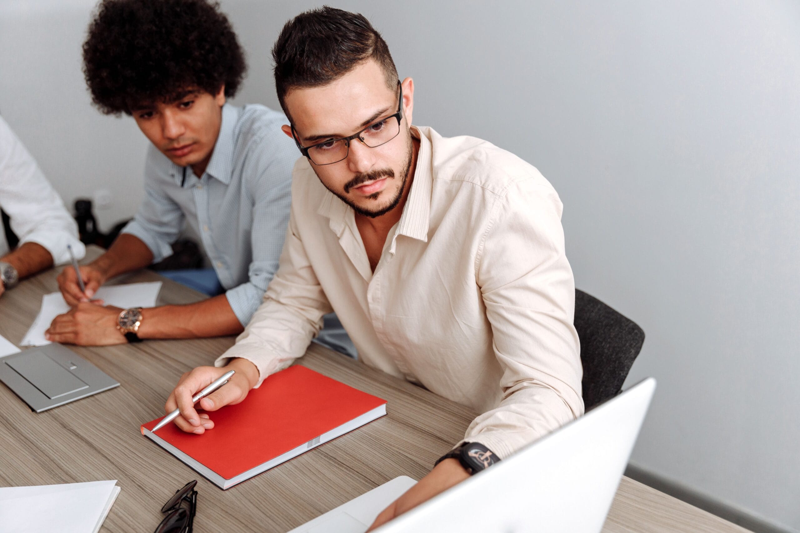 Zwei Gründer arbeiten fokussiert an der MVP-Website ihres Startups