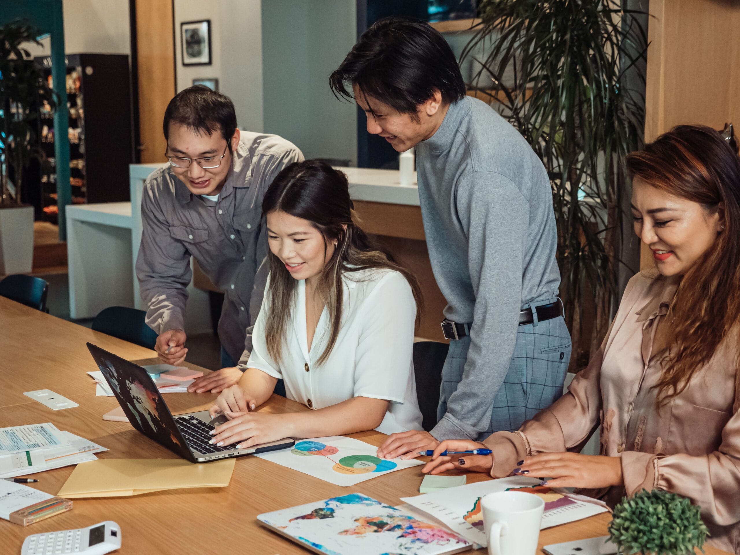 Junges Startup-Team plant gemeinsam am Laptop die nächsten Schritte vor der Investorensuche