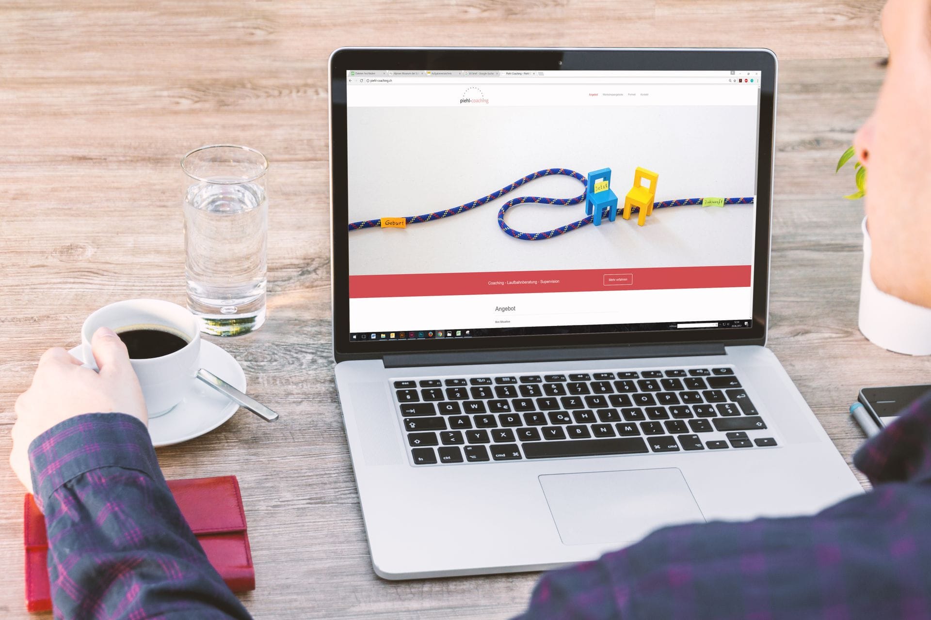 Moderner Arbeitsplatz mit Laptop und Kaffee, Kontext für den Kostenvergleich Wix/Squarespace vs. WordPress