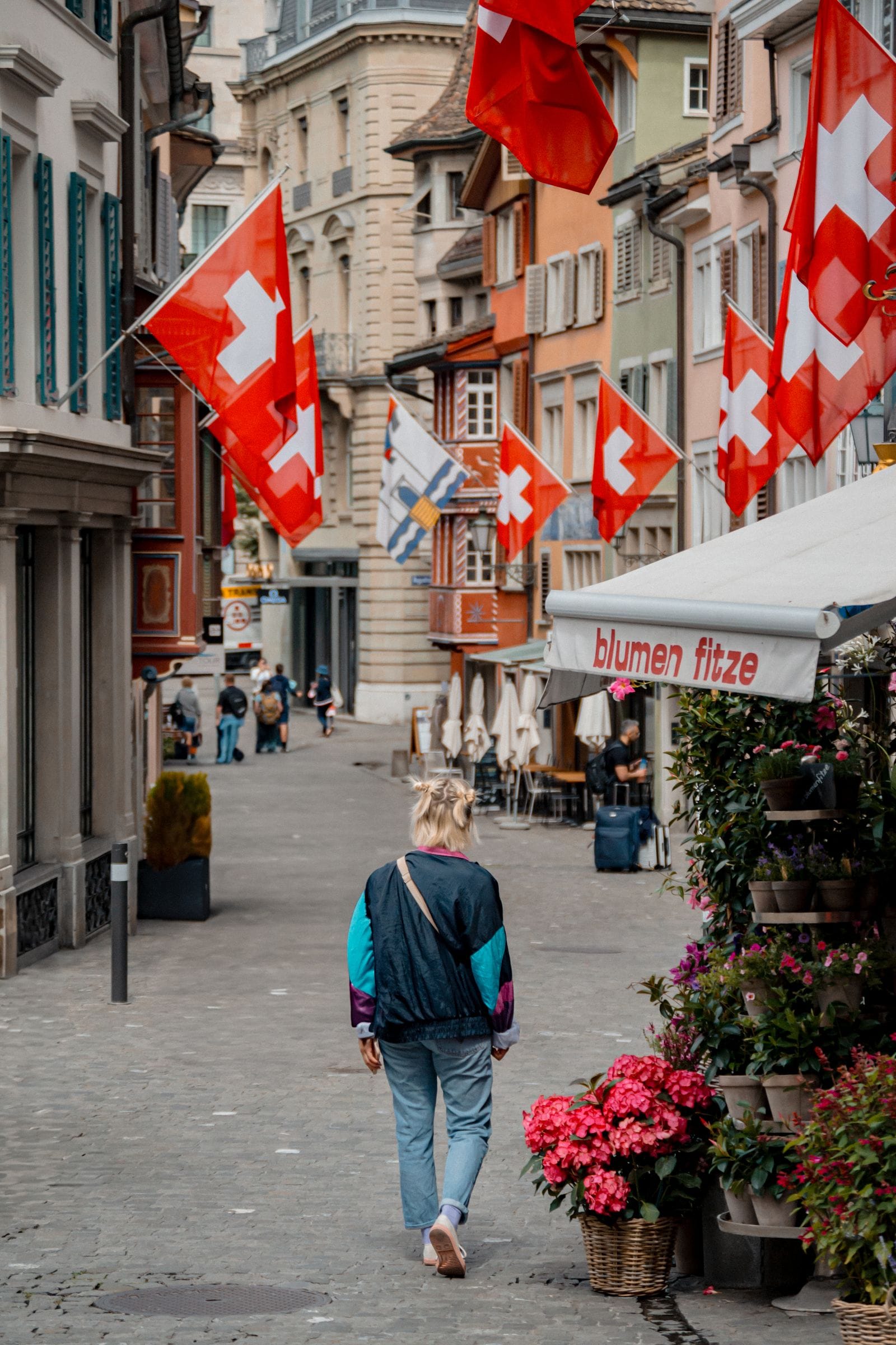 Blumengeschäft mit Beschriftung in der Zürcher Altstadt – lokale Sichtbarkeit beginnt beim realen Standort