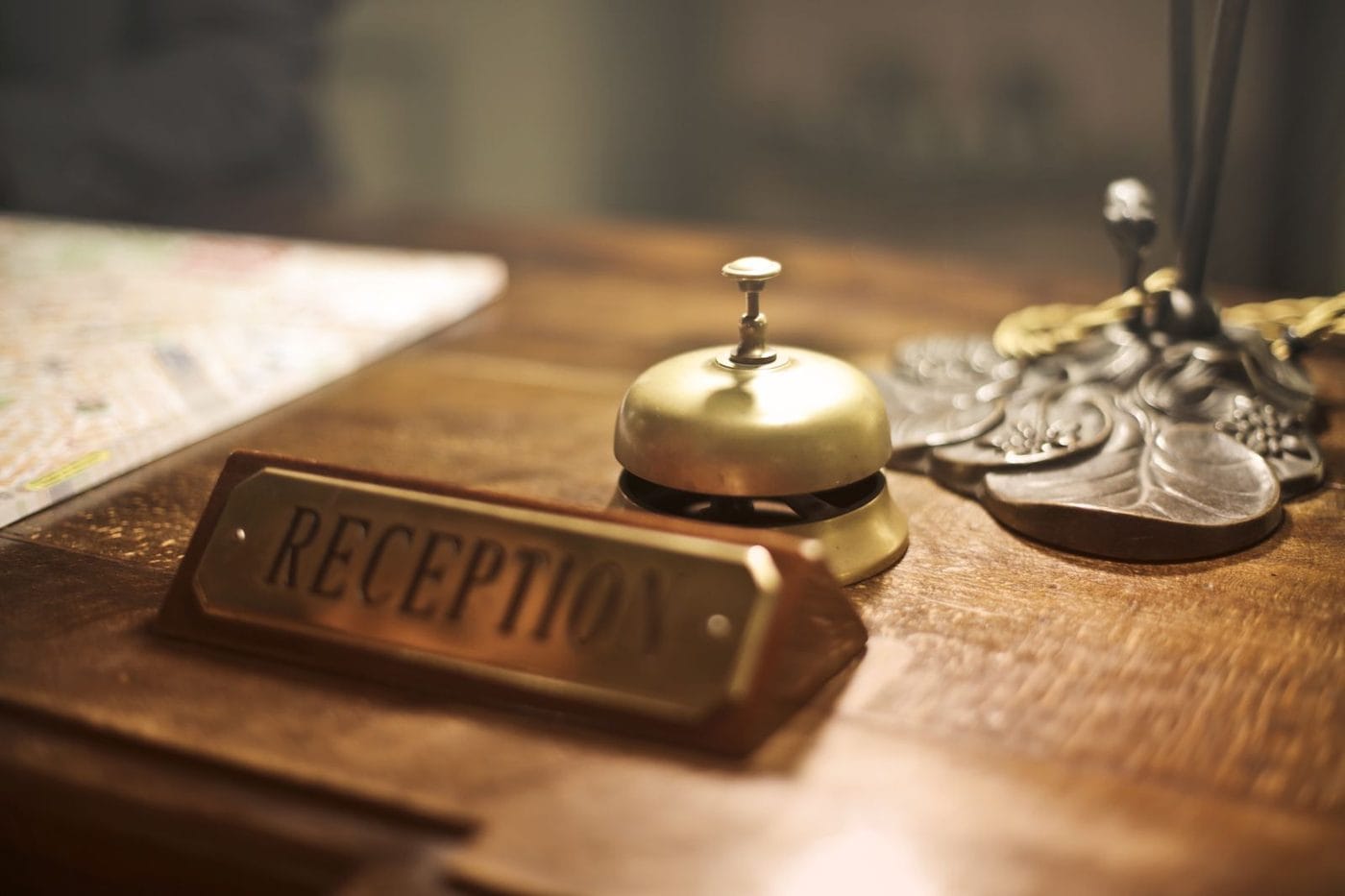 Hotelrezeption mit Glocke – Direktbuchungen ohne Plattformprovision