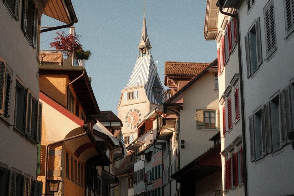 Zuger Altstadt mit Zytturm – zweisprachige Websites für Zuger KMU