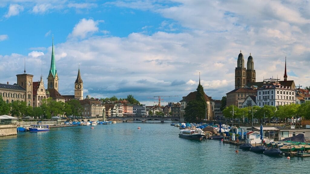 Blick von der Quaibrücke auf die Zürcher Altstadt an der Limmat mit Fraumünster, St. Peter und den Türmen des Grossmünsters